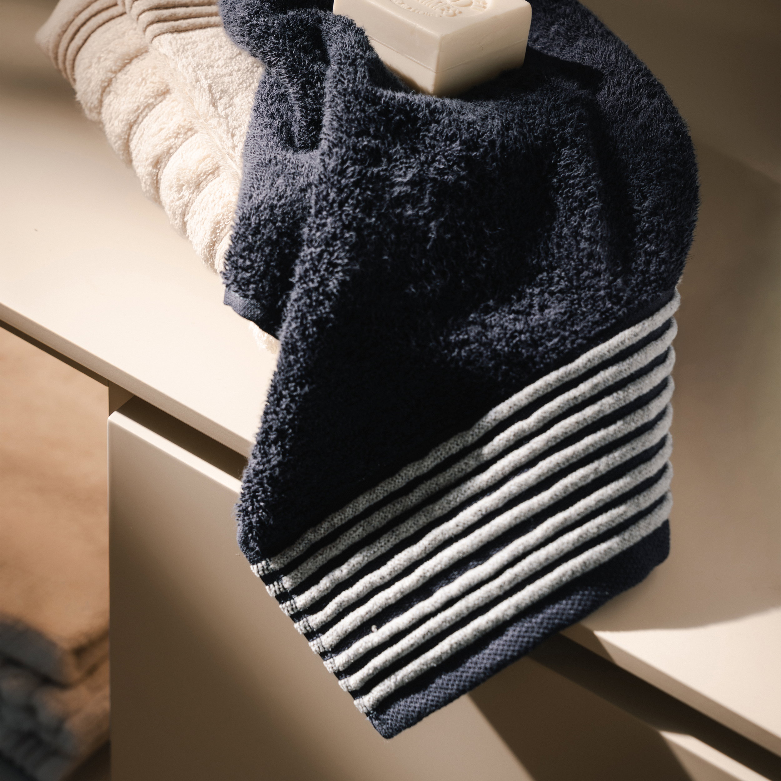towel, bad-towel, marineblau, gestreift-kante, weiche-textur, Handtuch, Bademantel, Streifen, Nachtblau, Textur, Handtuch, Badezimmer‑Tuch, Navy, gestreifter Rand, Waschtuch,  towel, Handtuch, marineblau, gestreifte Kante, strukturiertes Gewebe, towel, B