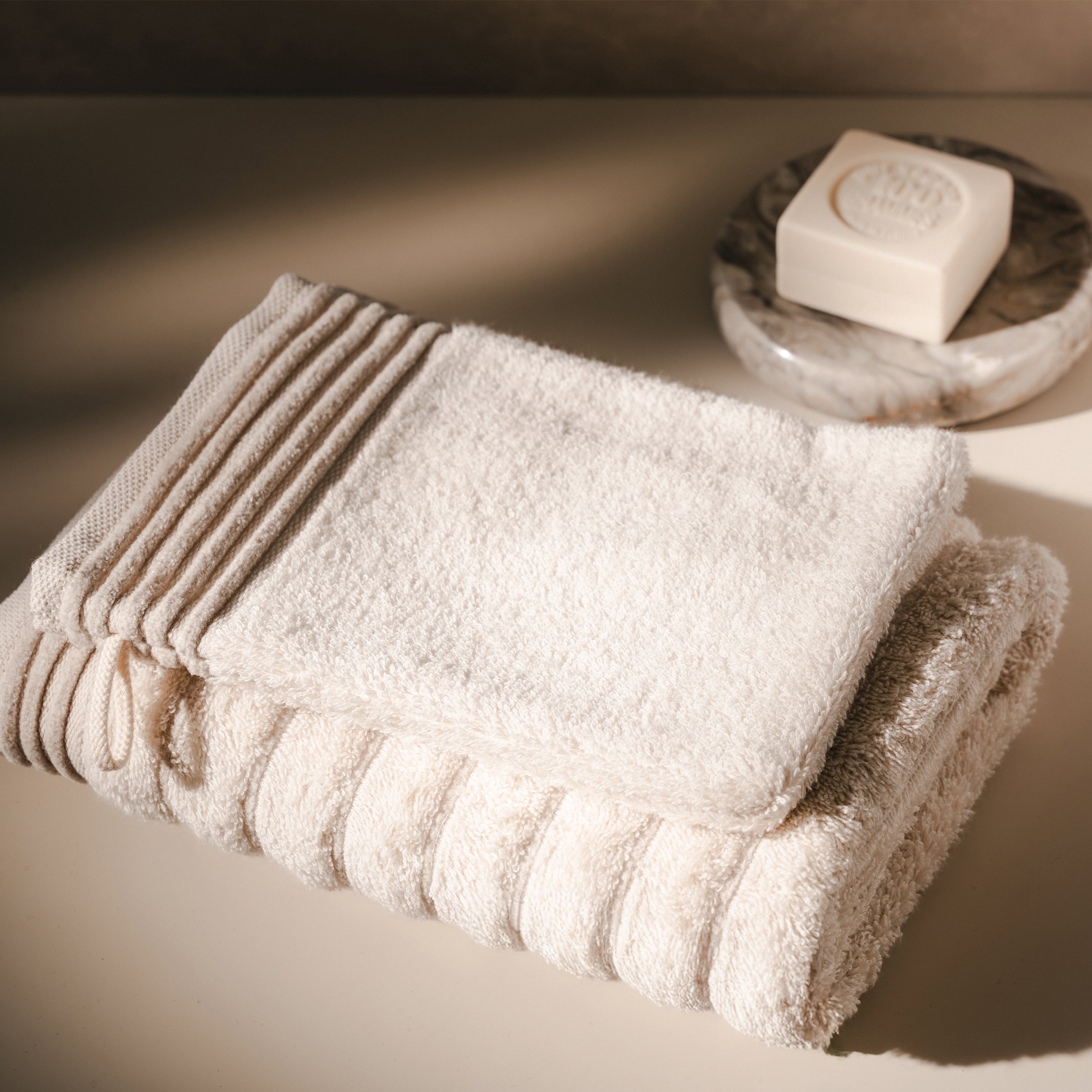 Hand towels, Badezimmer, White, Cotton towels, Bathroom accessories, Handtuch, Badezimmer, Frottee, weiß, Set,  Handtücher, Badetücher, Baumwolle, Weiß, Set, Handtücher, Baumwolle, Weiß, Streifenmuster, Set, Handtuch, Badetuch, Weiß, Frottier, Streifen, H