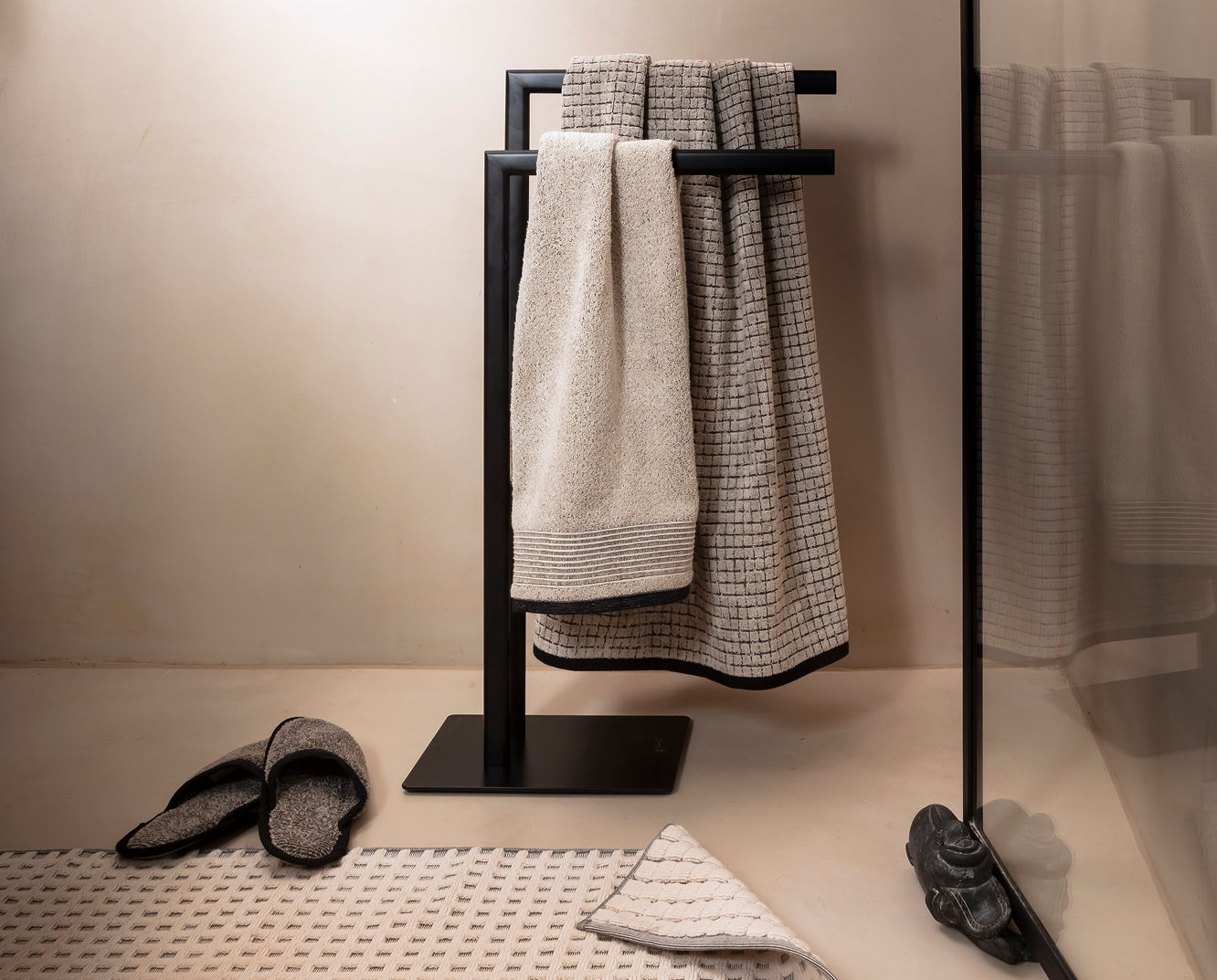 Bademantel, Handtücher, Slipper, Gittermuster, Ständer
