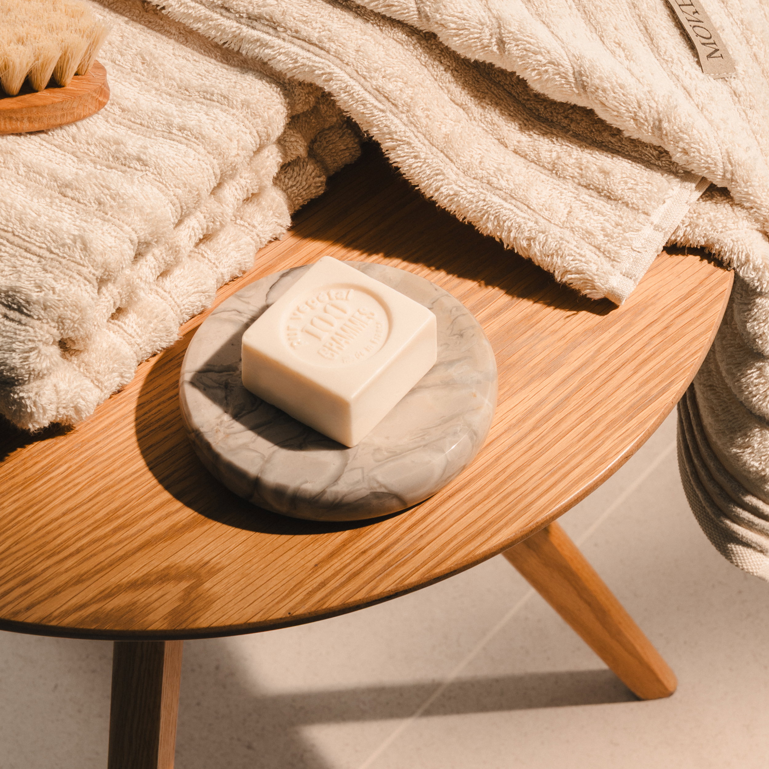 Handtuch, Seife, Kosmetikseife, Badewanne, Holztisch