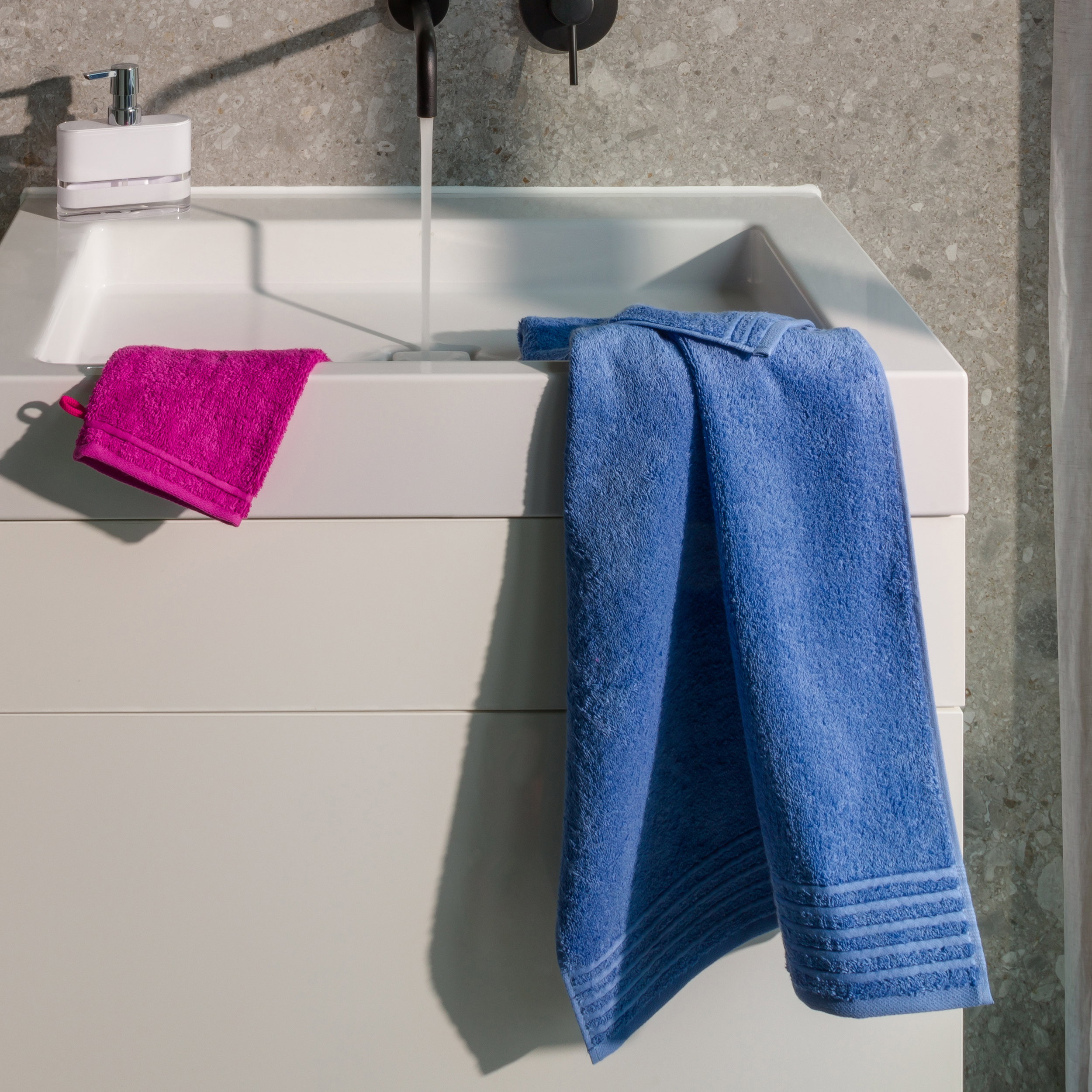 bad, Handtuch, Waschtisch, blaues Handtuch, pinkes Handtuch, Waschbecken, Waschtisch, Handtuch, Blaue Handtücher, Waschraum-Accessoire, Waschbecken, Waschtisch, Tücher, Handtuch, Badezimmer-Accessoires, Waschbeckenunterschrank, Waschbecken, Handtuch, Bade