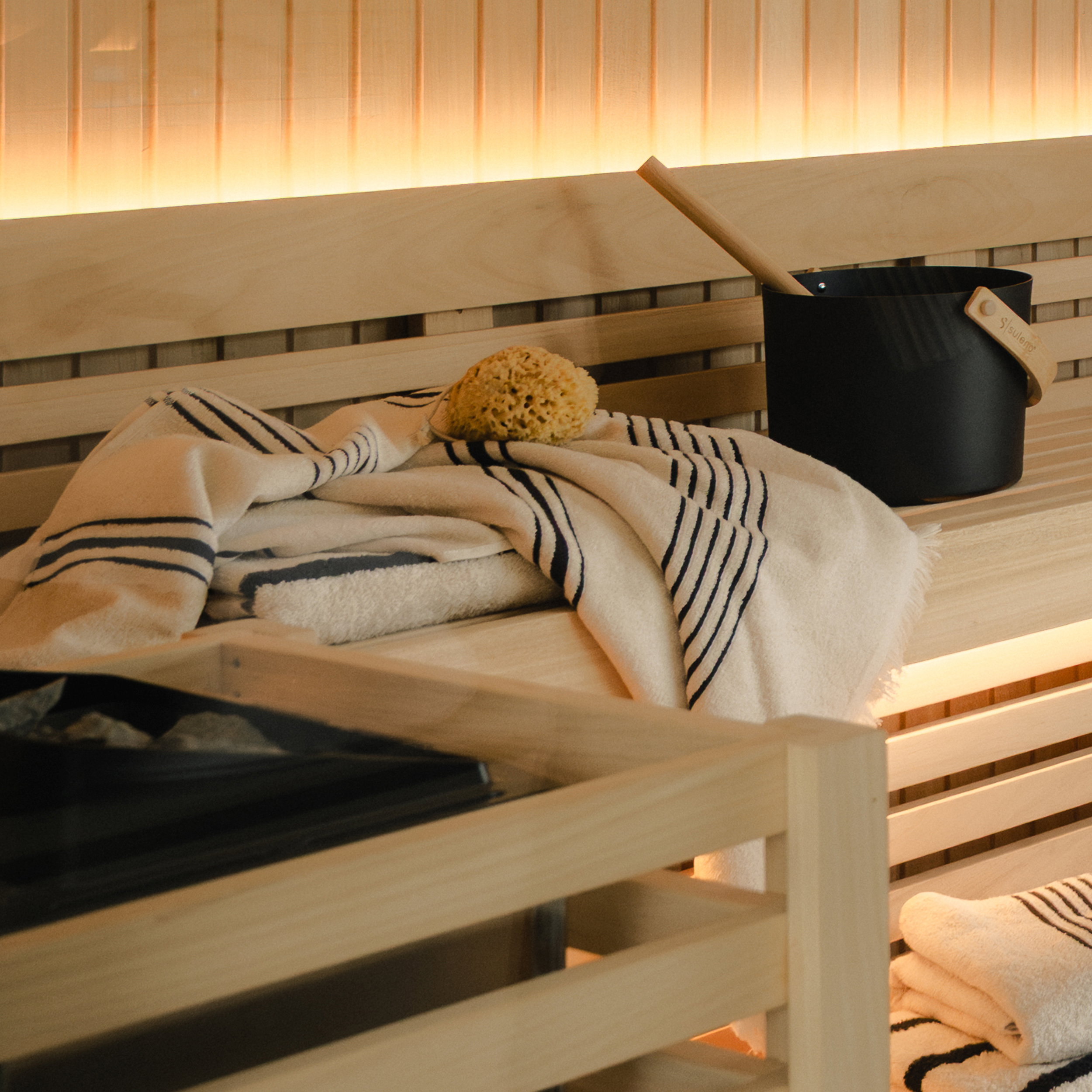 sauna, Saunaauslauf?, Holzbank, Handtuch, Luffa