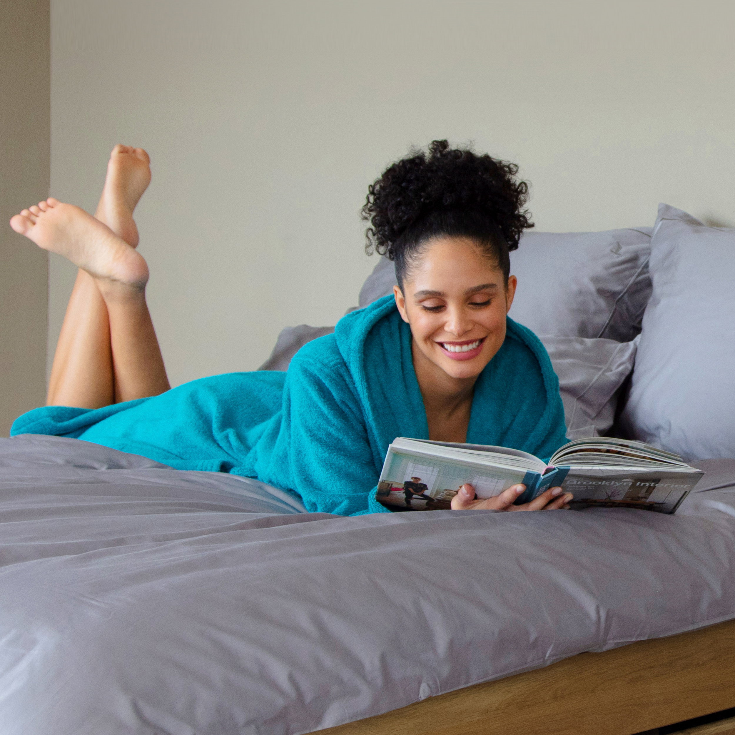pyjama, bademantel, turquoise, bett, buch lesen