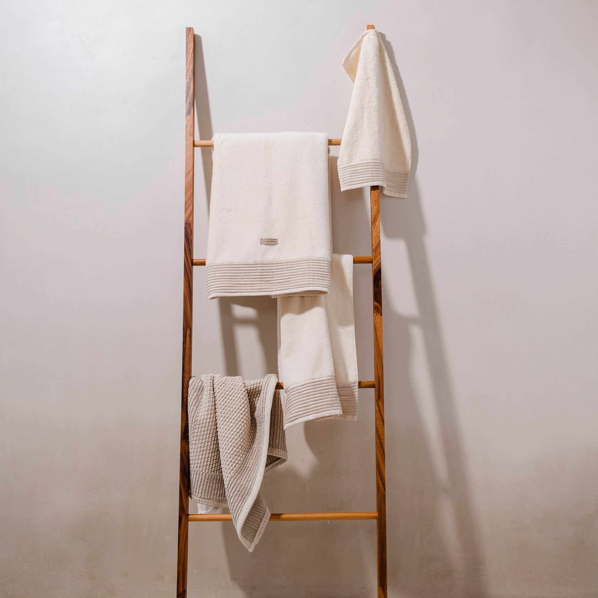 Handtuch, Badezimmer, Weiße Handtücher, Tuchhalter, Baumstamm-Tritt, Handtuch, Badezimmer, Baumwolle, Weiß, Handtuchset, Handtücher, Badezimmer, Teil eines Handtuchständers, weiß, Tücherlagerung, Handtücher, Badezimmer-Set, Baumwolle, Weiß, Wandregal-Tuch