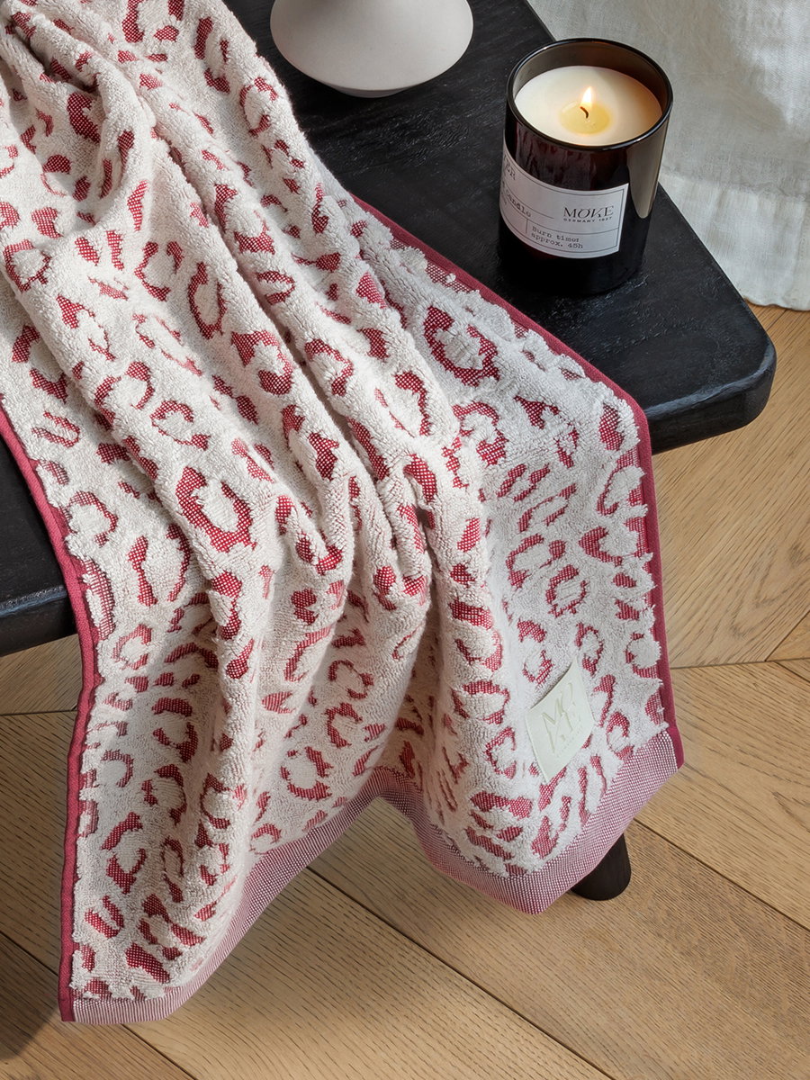 Tuch, Leopardenmuster, Pflegekamin?, Badematte?, Textildecke,  towel,  bath towel,  pink pattern,  leopard print,  textile, Tuch, Trockentuch, Leopardenmuster, Rosafarbene Baumwolle, Küchentuch, Tuch, Bedrucktes Handtuch, Fellmuster, Rosa, Baumwolle