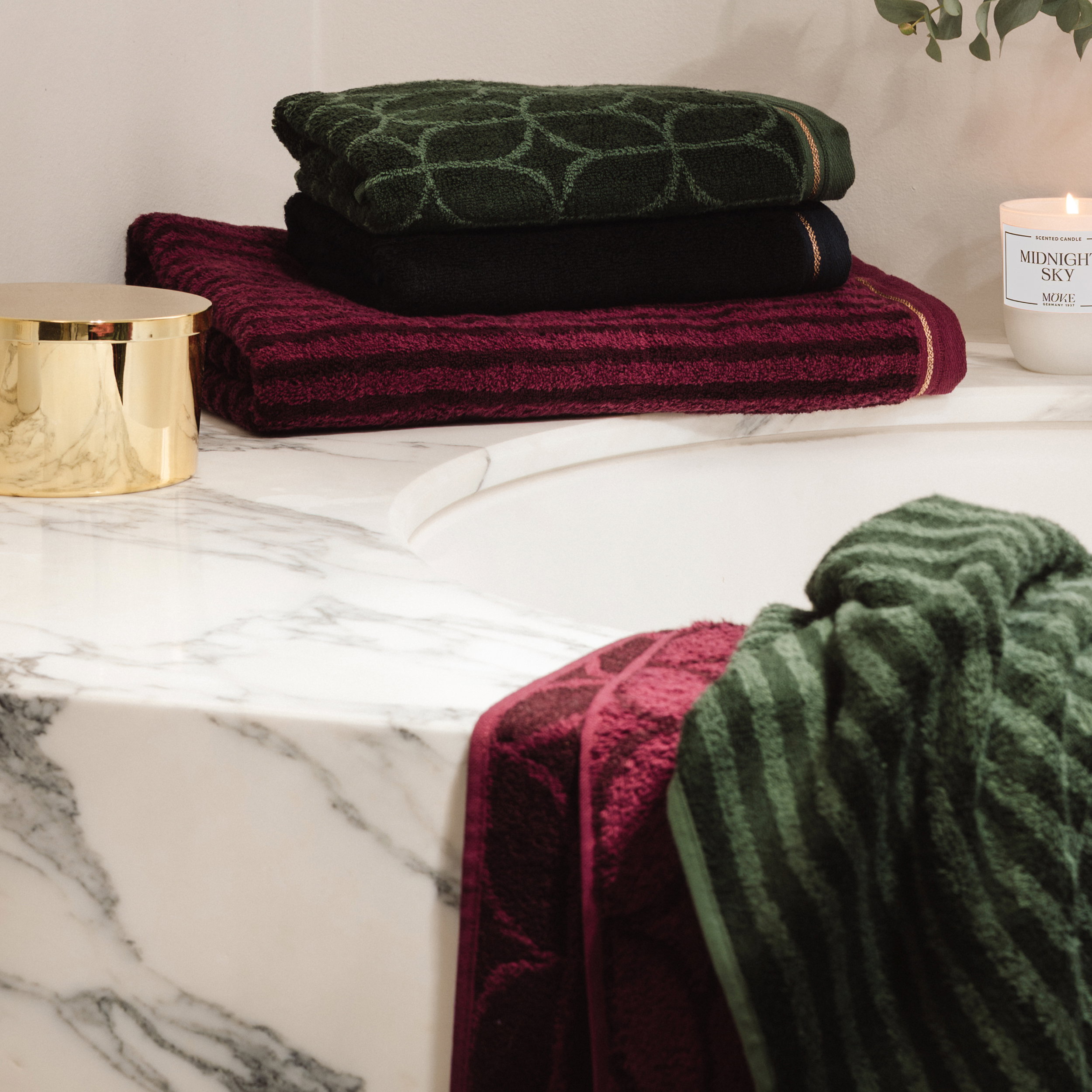 towels, bath towels, grünes Handtuch, burgunderfarbenes Handtuch, gemustertes Handtuch, Handtücher, Badehandtücher, Grünes Handtuch, Burgunderrotes Handtuch, Texturiertes Muster, Handtücher, Badezimmer-Handtücher, grünes Handtuch, burgunderfarbenes Handtu