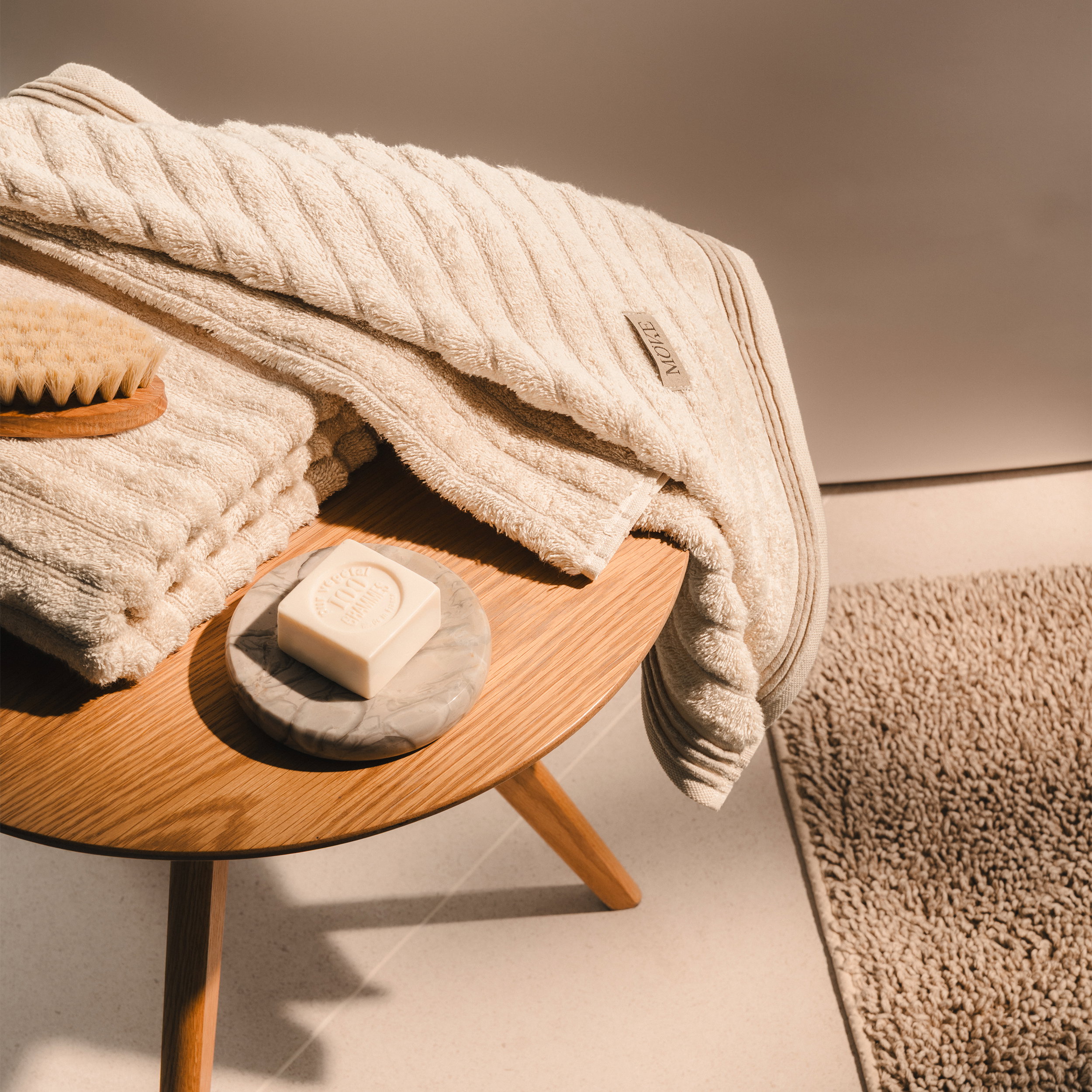 towels, bättusche, handtuch, holztab…, seife, Bademantel, Handtuch, Seife, Holztisch, Waschlappen?, Bademantel, Handtuch, Seife, Holztisch, Sh scrub?, Handtuch, Badezimmer, Bambus/Holztisch, Seife, Waschlappen