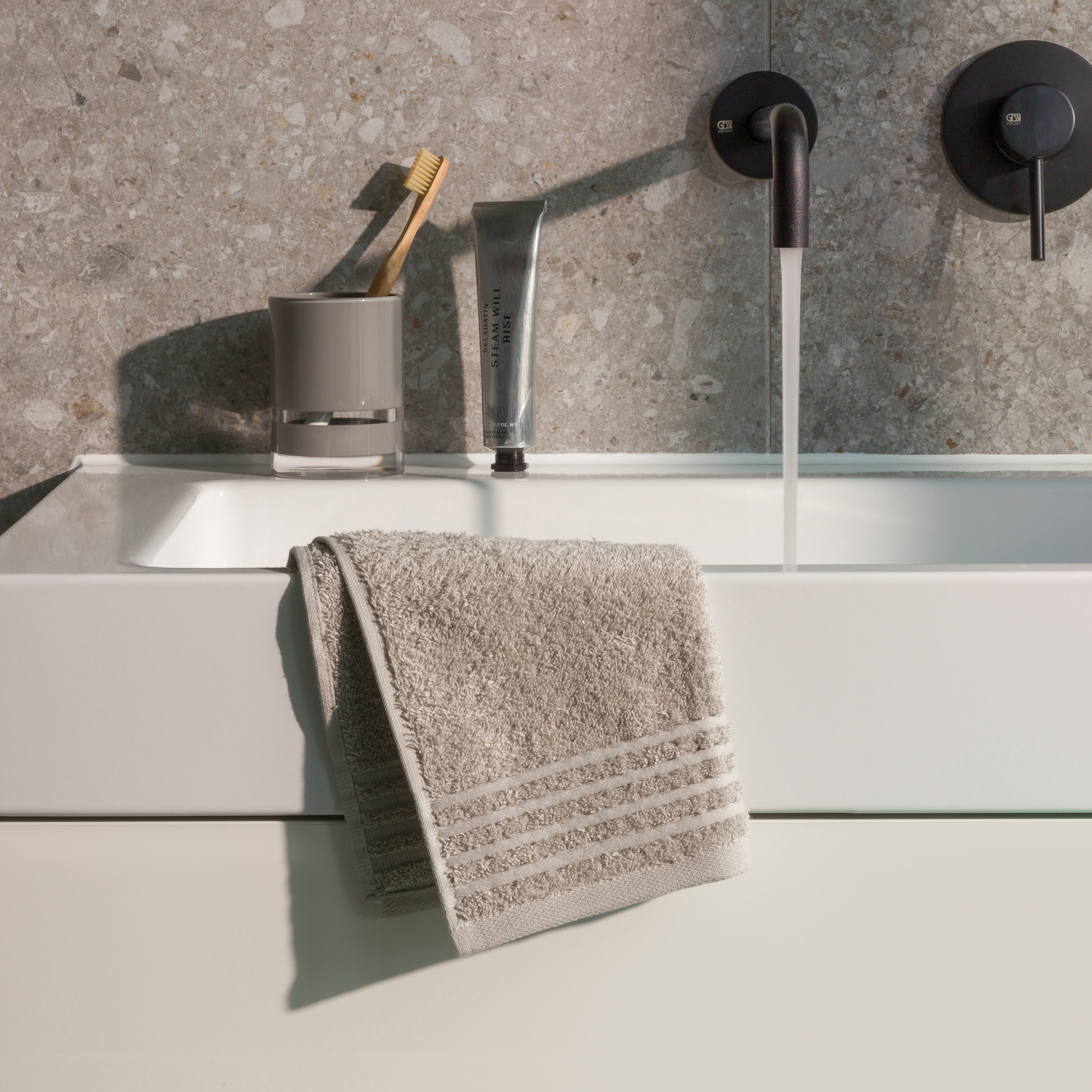 Badezimmer-Set, Waschlappen, Handtuch, Zahnbürstenhalter, Seife/ Tuben, Badezimmer-Set, Waschbecken, Handtuch, Zahnbürstenhalter, Tube, Badezimmer, Handtuch, Waschbecken, Zahnbürstenhalter, Seife/Tube, Badezimmer, Waschzubehör, Handtuch, Hahn/Wascharmatur