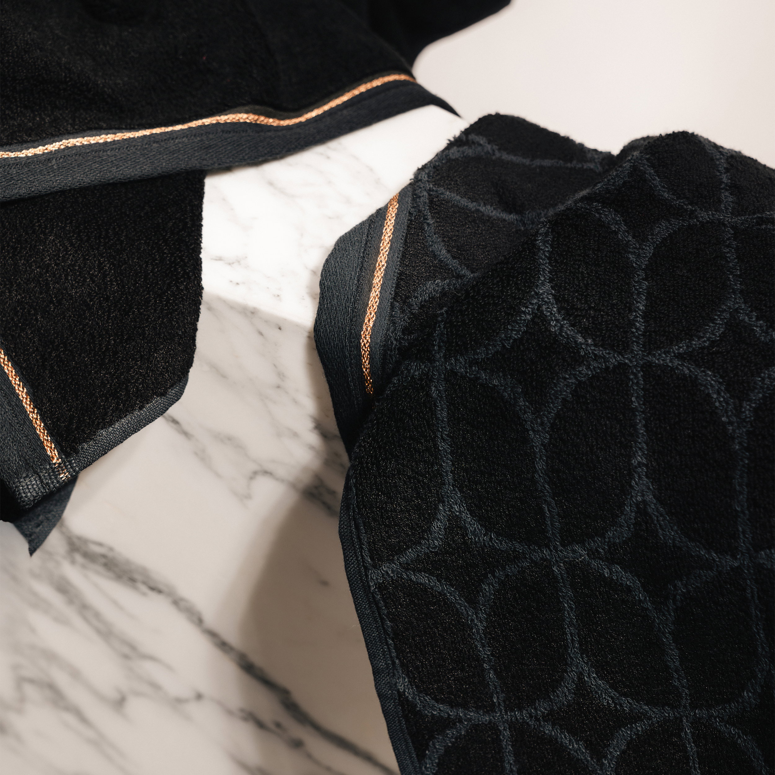 tuch, schwarz, textur, muster, kantenband, tuch, textured fabric, navy blue, geometric pattern, trim detail,  towel, black, textured, pattern, quilted, Kuscheltuch, Velvet, Schwarz, Musterrücken, Stofftextur,  velvet, schwarz, geometrisches muster, Plüsch