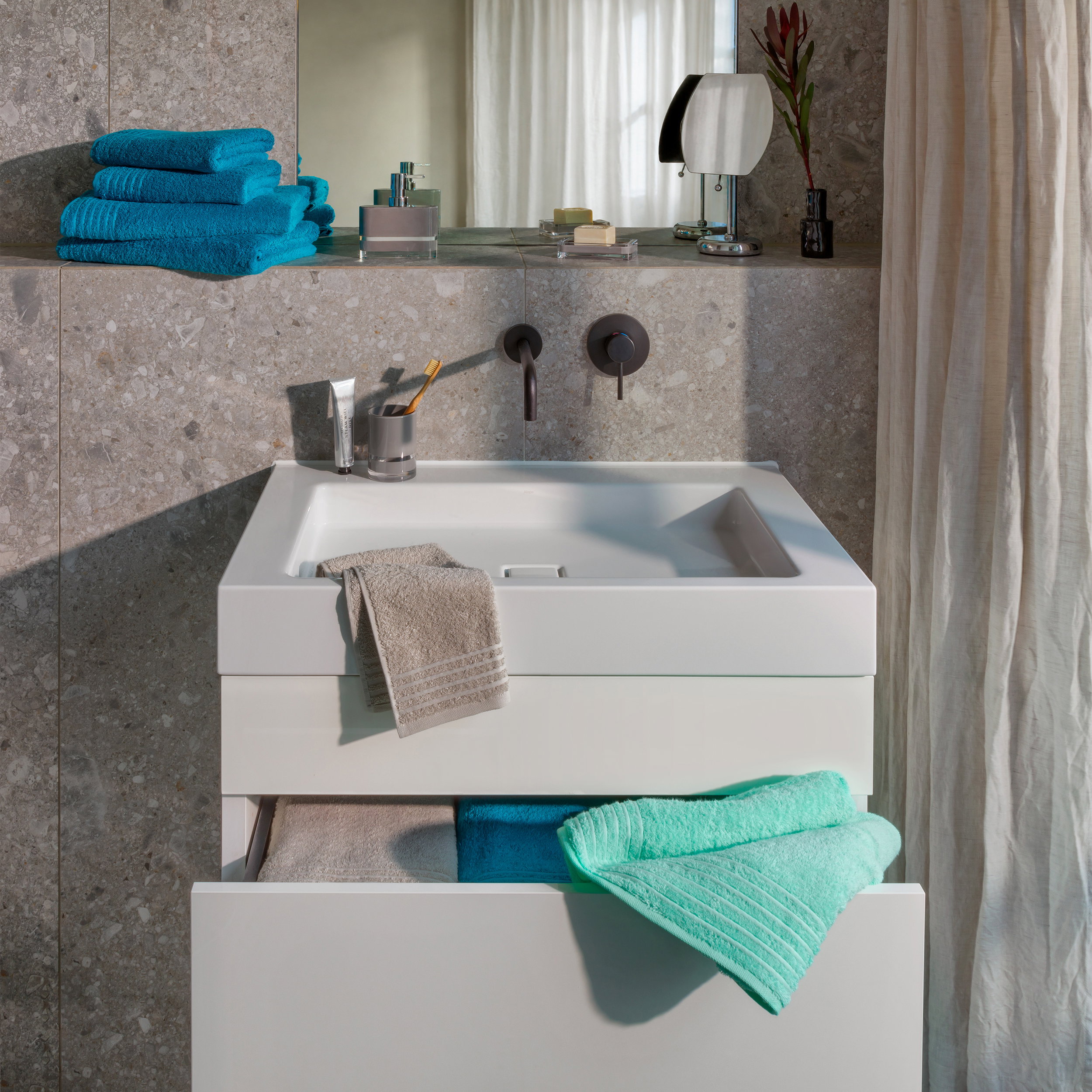 Waschbecken, Waschtisch, Bad-Accessoires, Handtücher, Waschraum, Waschtisch, Waschbecken, Badezimmer-Accessoires, Handtuch, Badezimmer, Waschtisch, Waschbecken, Trockentuch, Handtuchhalter, Badezimmer-Setup, Waschbecken, Waschbeckenunterschrank, Handtüche