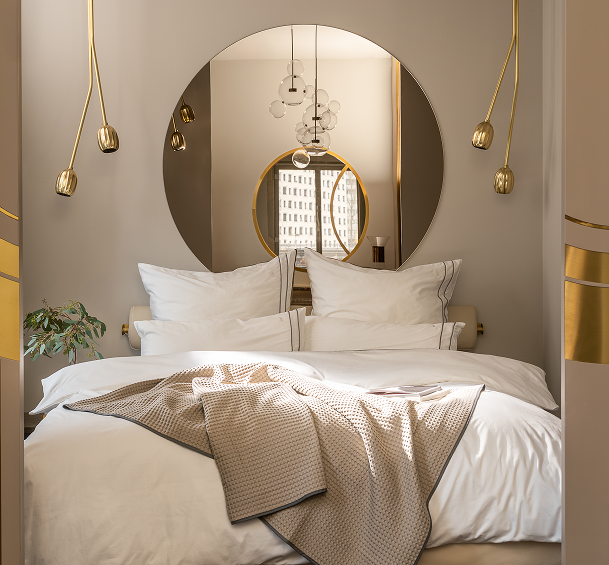 Bettwäsche, weiße Bettdecke, weiße Kissen, beige Tagesdecke, geometrisches Muster