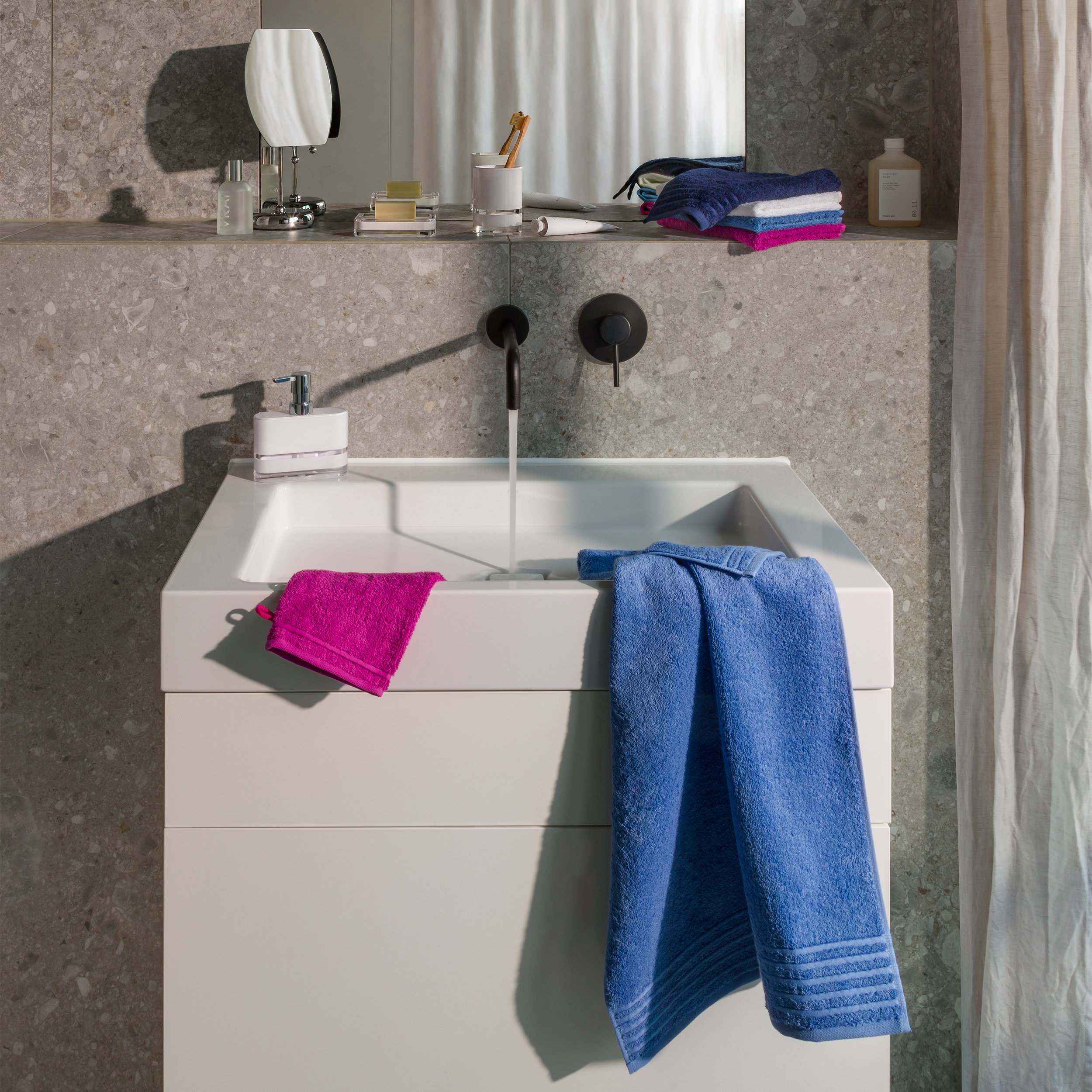 Badezimmer-Waschbecken, Waschtisch, Handtücher, Waschbecken-Wasserhahn, Kosmetikspender