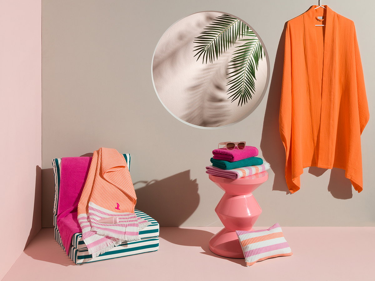 Tuch, Sonnenbrille, Kaffeetisch, Gepolsterte Stuhlkissen, Korb/Handtuch-Set, towels, Bettlaken, Sonnenbrille, Orangerock, aufgefaltete Handtücher