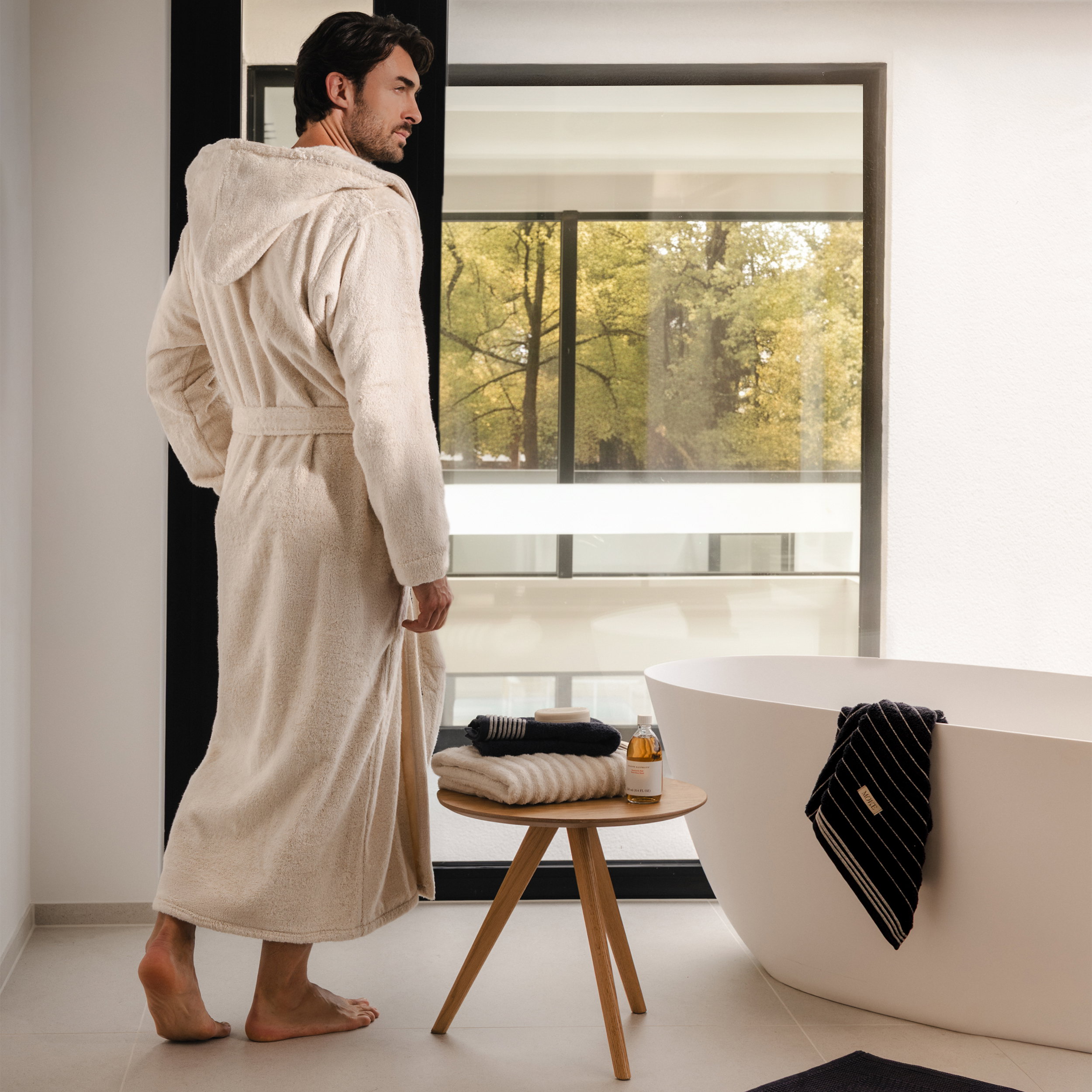 Bademantel, Handtuch, Badewanne, Holztisch, Seife aufbewahrung, Bademantel, Badezimmer, Handtuch, Badewanne, Holztisch, Badetuch, Robe, Frottee, Bademantel, Beige, Bademantel, Handtücher, Badewanne, Tisch, Badezimmer, Badekrobe, Duschbad/Badewanne?, Herre