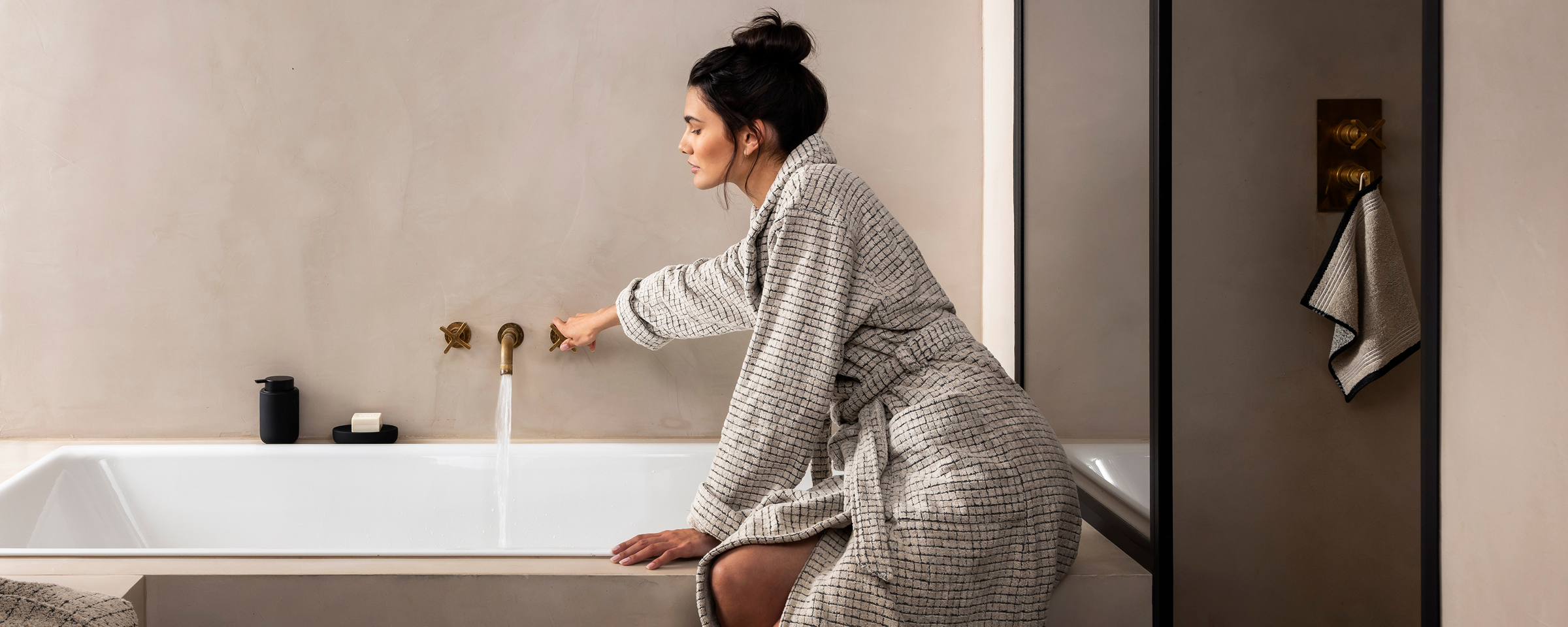 Badezimmer, Bademantel, Robe, Badetücher, Waschmittel?