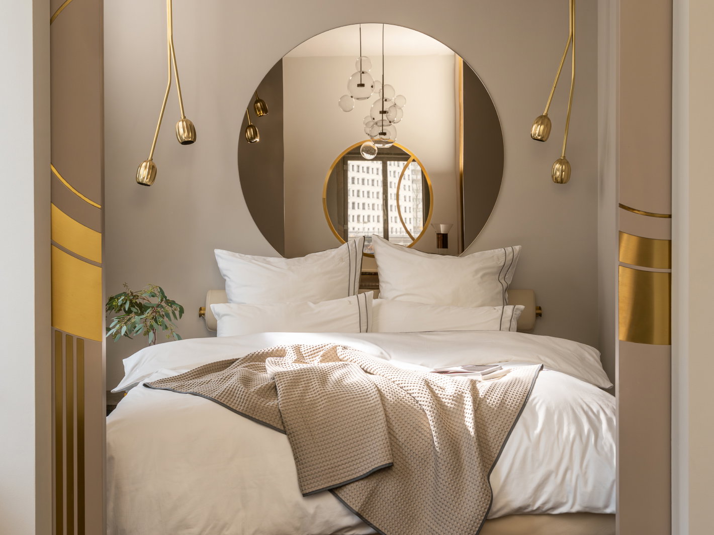 Bett, Bettdecke, runder Spiegel, goldene Akzente, Kissenset