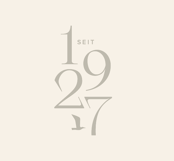 Typografisches Motiv, Schriftzug „Seit 1927“, Beiger Hintergrund, Graue Schrift