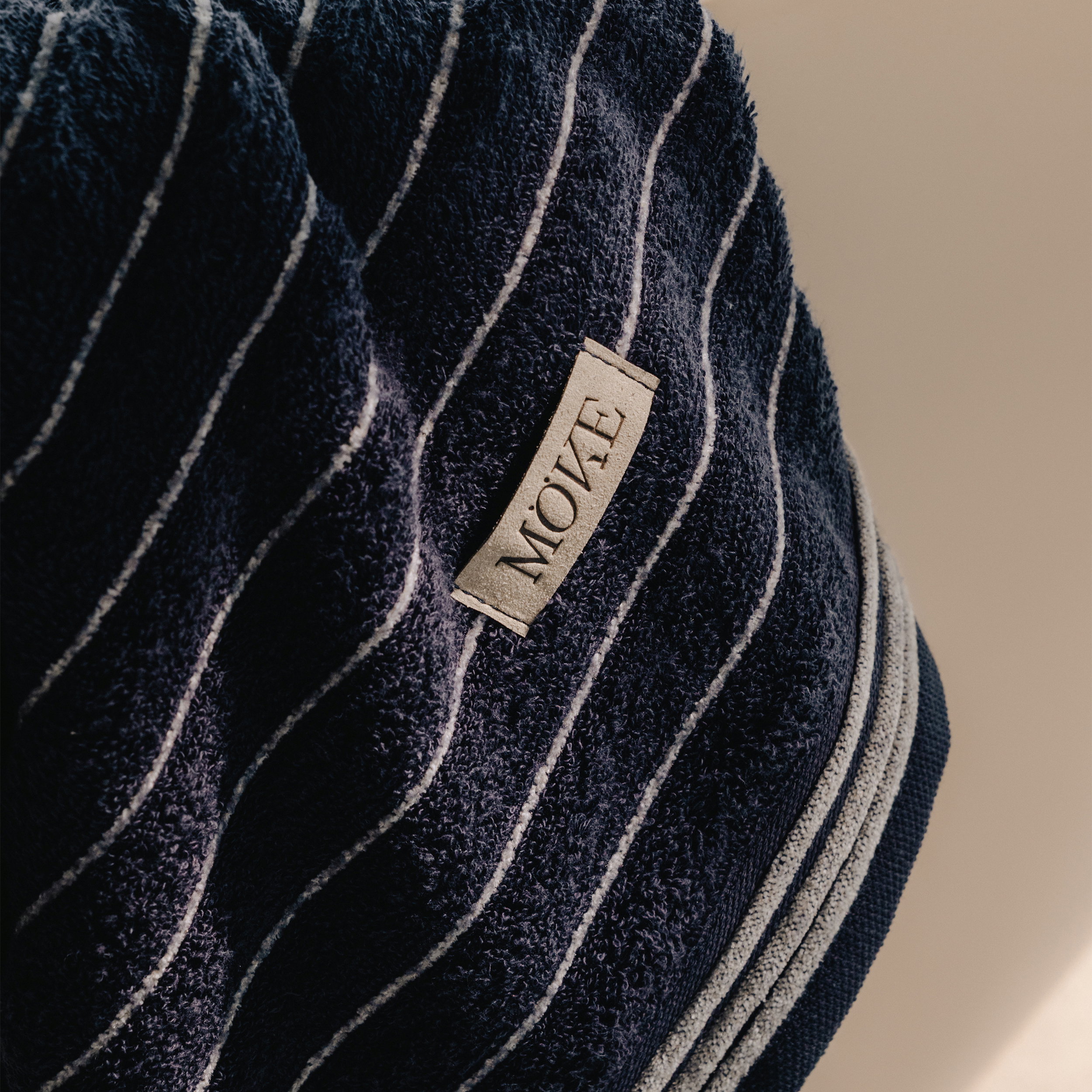 Strickfell, Streifen, Navy, Kuscheldicht, Label, Strick, Navy, Streifen, Kissen, Label, Strickpullover, Streifen, Navy, Label-Marke